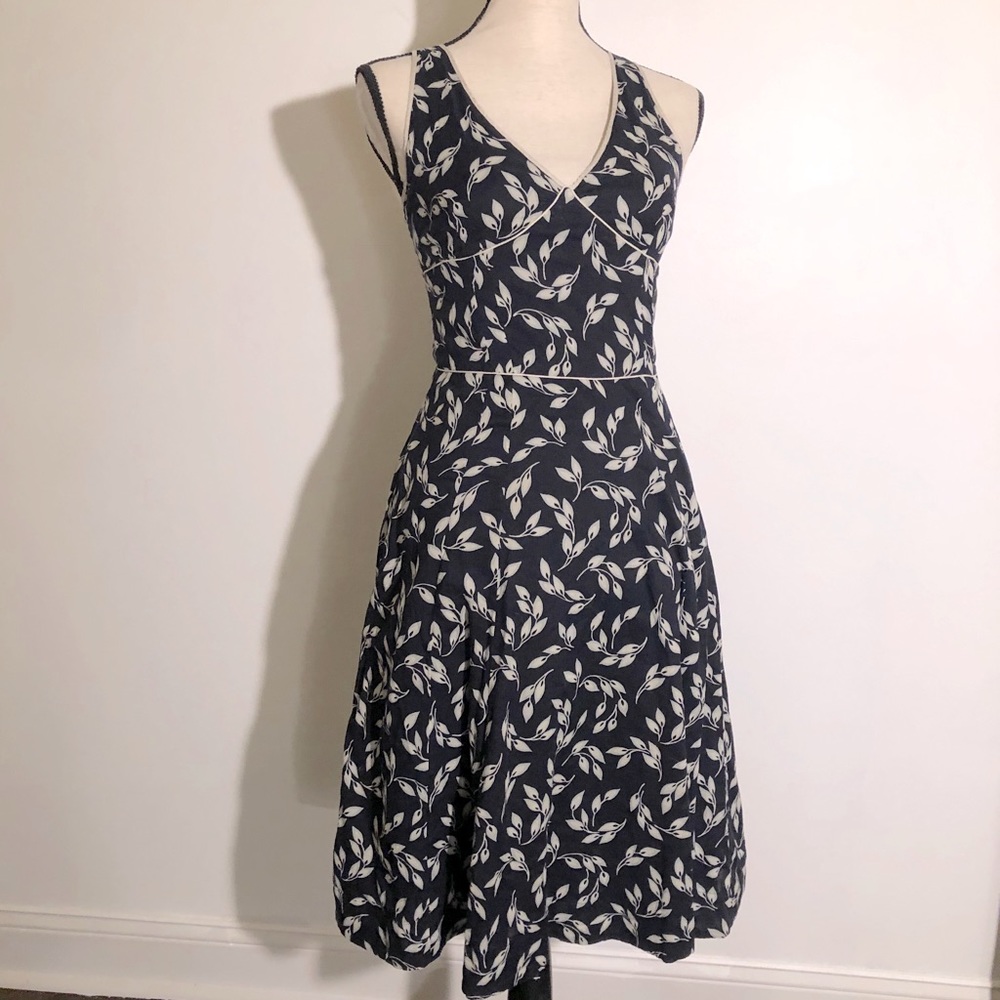 Gap leaf print dress size 4, navy and off white, a line fuller skirt